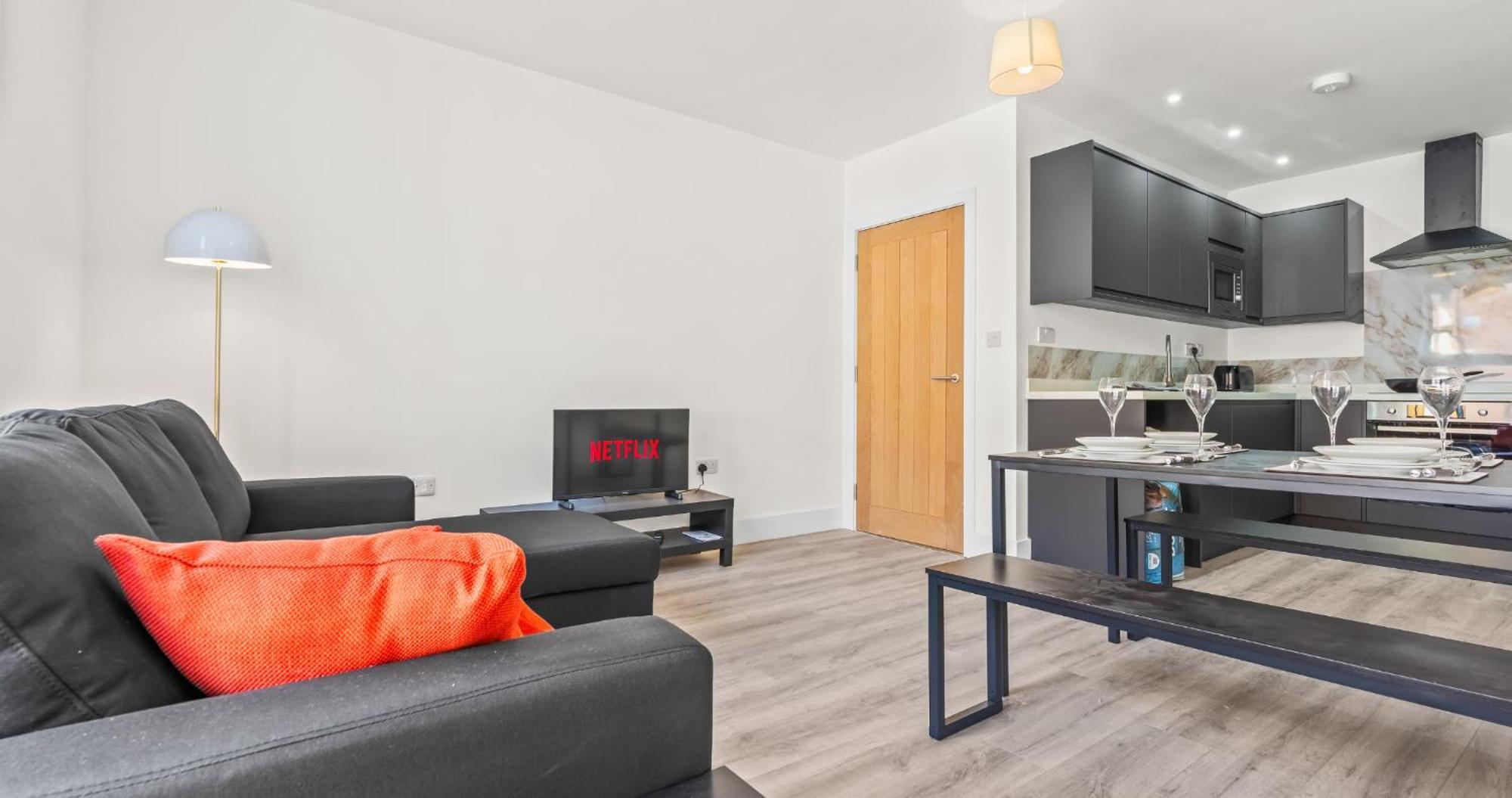 Prime Town Centre Location I Gold St D-lux 1br With Sofa Bed, Modern Amenities, Walk To Train, Bus Stations, Shops & Cafes I Leisure And Business Welcome Multiple Units Available * Northampton