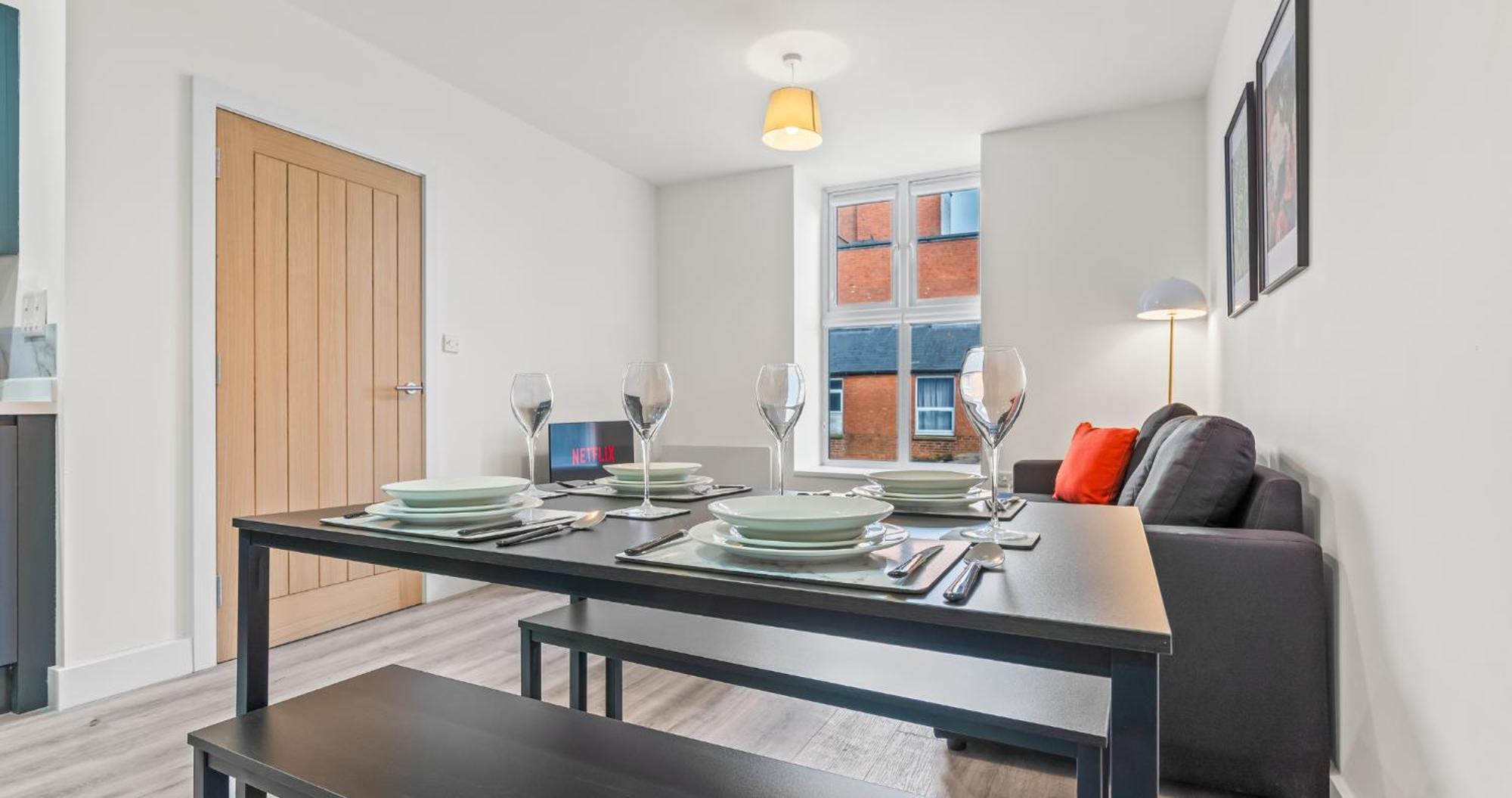 Prime Town Centre Location I Gold St D-lux 1br With Sofa Bed, Modern Amenities, Walk To Train, Bus Stations, Shops & Cafes I Leisure And Business Welcome Multiple Units Available Apartment Northampton