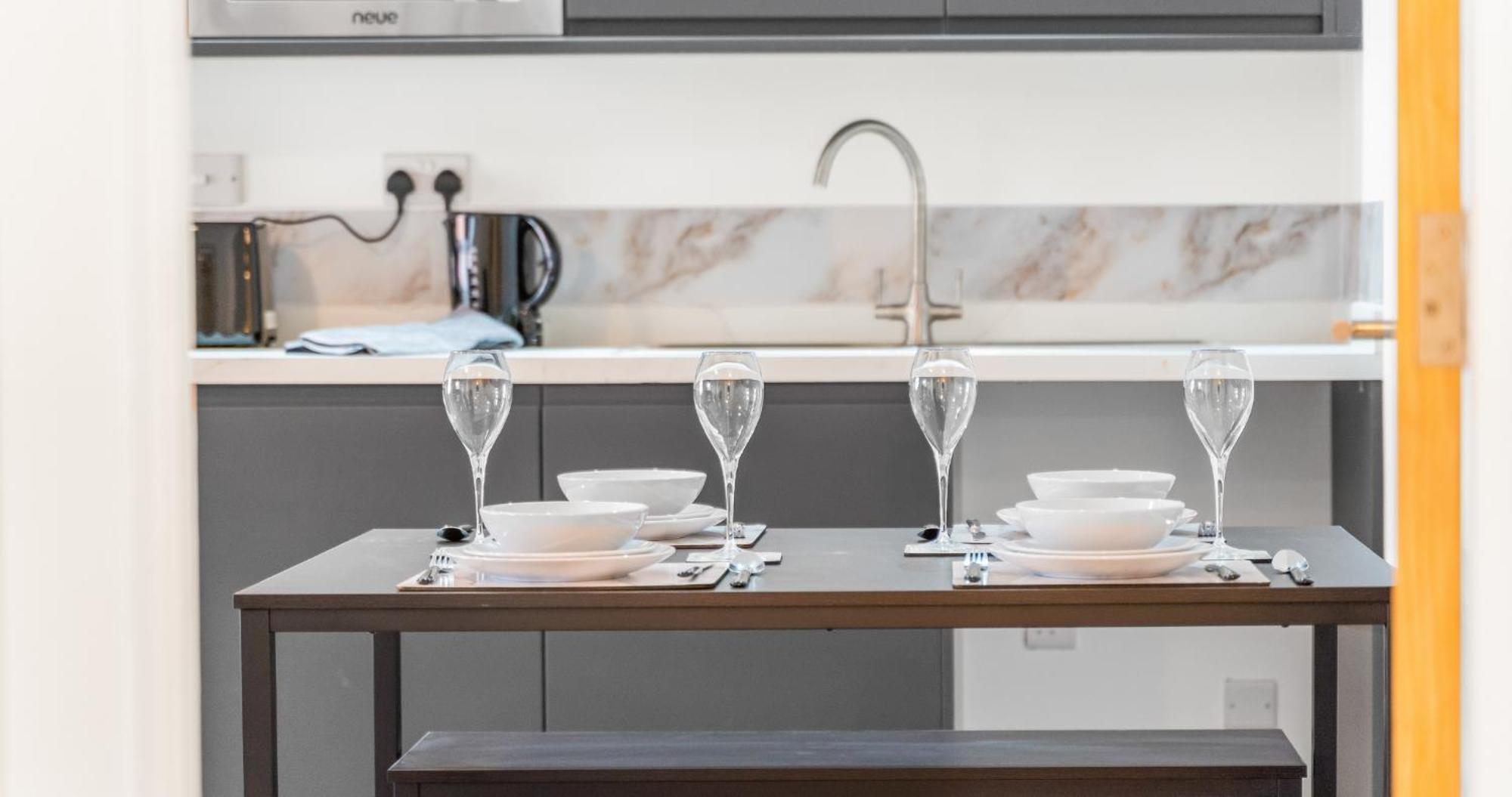 Apartment Prime Town Centre Location I Gold St D-lux 1br With Sofa Bed, Modern Amenities, Walk To Train, Bus Stations, Shops & Cafes I Leisure And Business Welcome Multiple Units Available Northampton