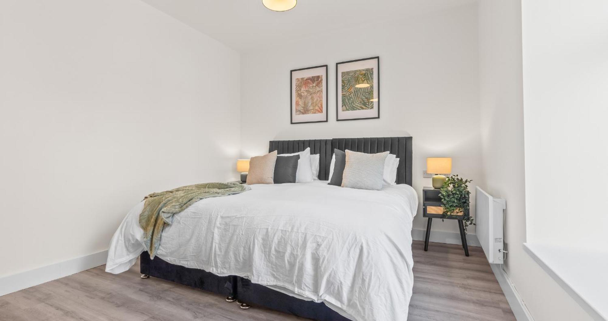 Prime Town Centre Location I Gold St D-lux 1br With Sofa Bed, Modern Amenities, Walk To Train, Bus Stations, Shops & Cafes I Leisure And Business Welcome Multiple Units Available Apartment *