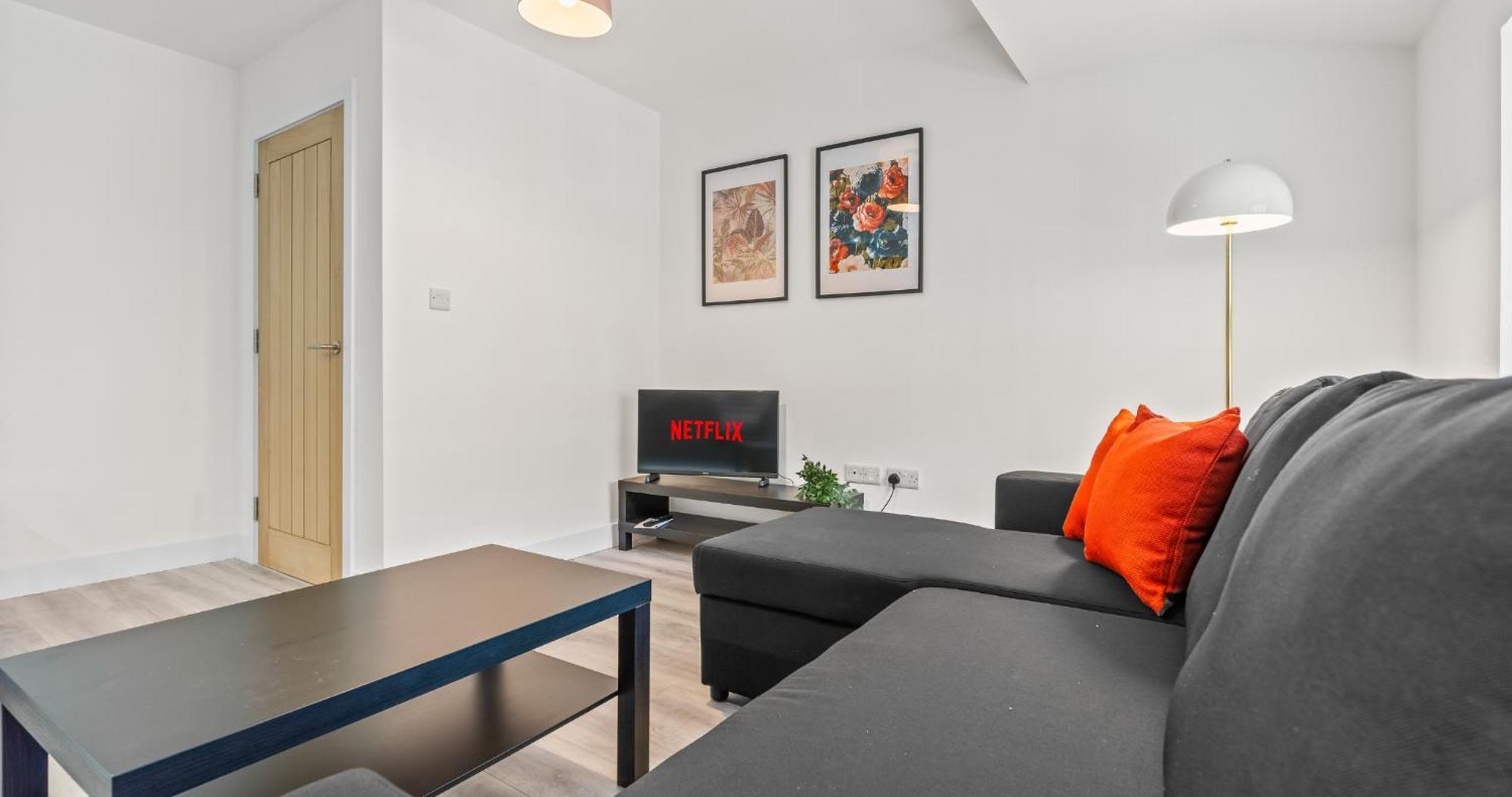 Prime Town Centre Location I Gold St D-lux 1br With Sofa Bed, Modern Amenities, Walk To Train, Bus Stations, Shops & Cafes I Leisure And Business Welcome Multiple Units Available *