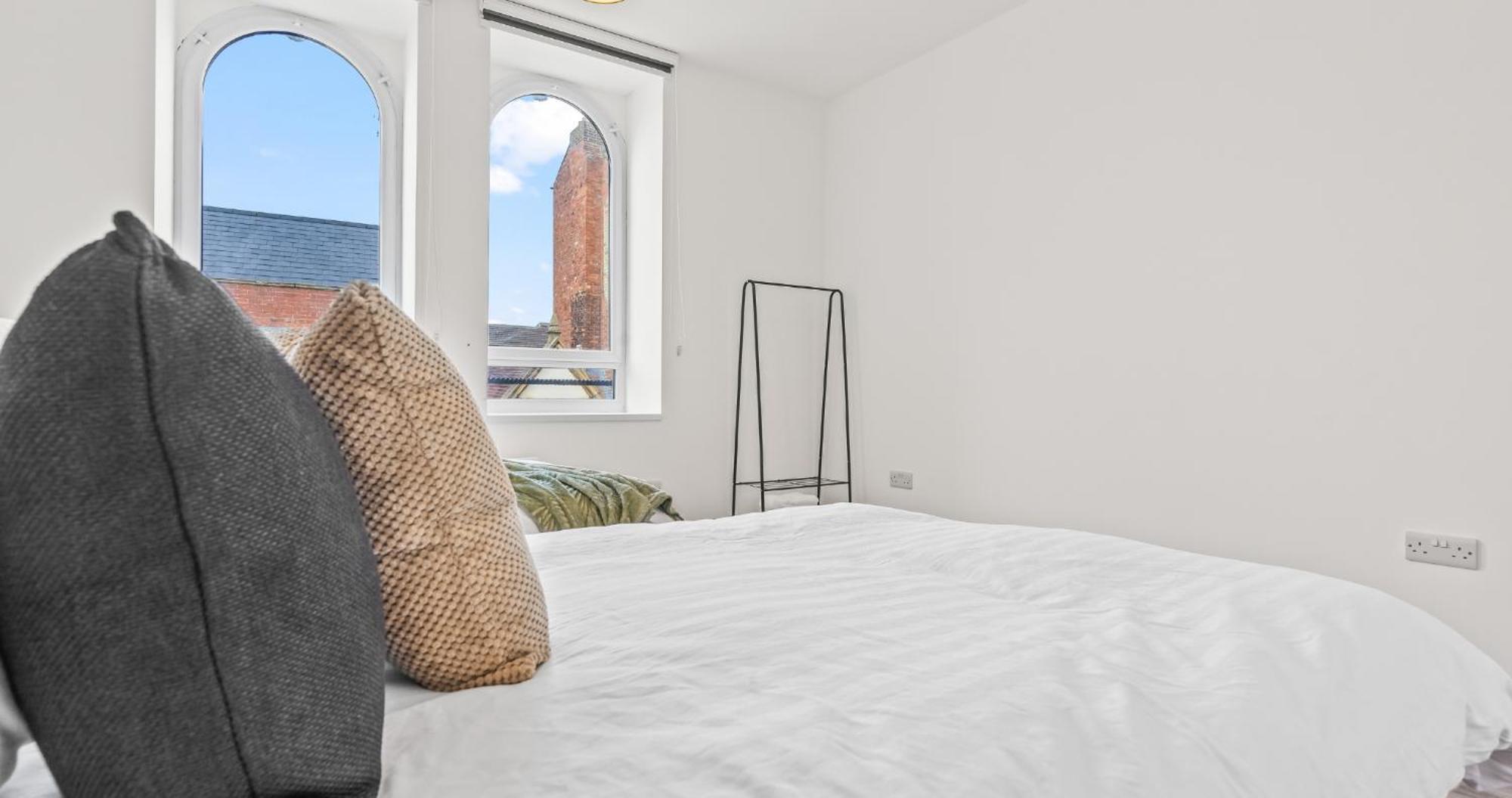 Prime Town Centre Location I Gold St D-lux 1br With Sofa Bed, Modern Amenities, Walk To Train, Bus Stations, Shops & Cafes I Leisure And Business Welcome Multiple Units Available *