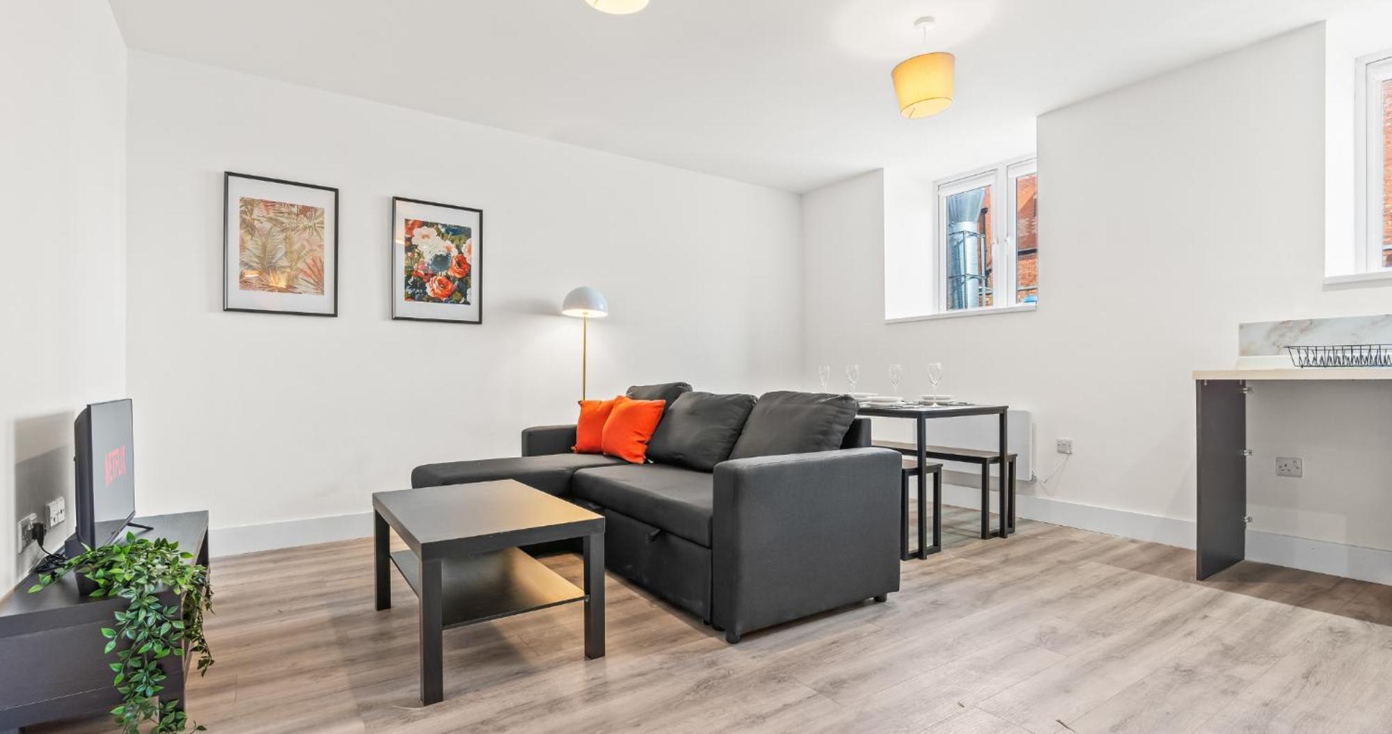Prime Town Centre Location I Gold St D-lux 1br With Sofa Bed, Modern Amenities, Walk To Train, Bus Stations, Shops & Cafes I Leisure And Business Welcome Multiple Units Available * Northampton