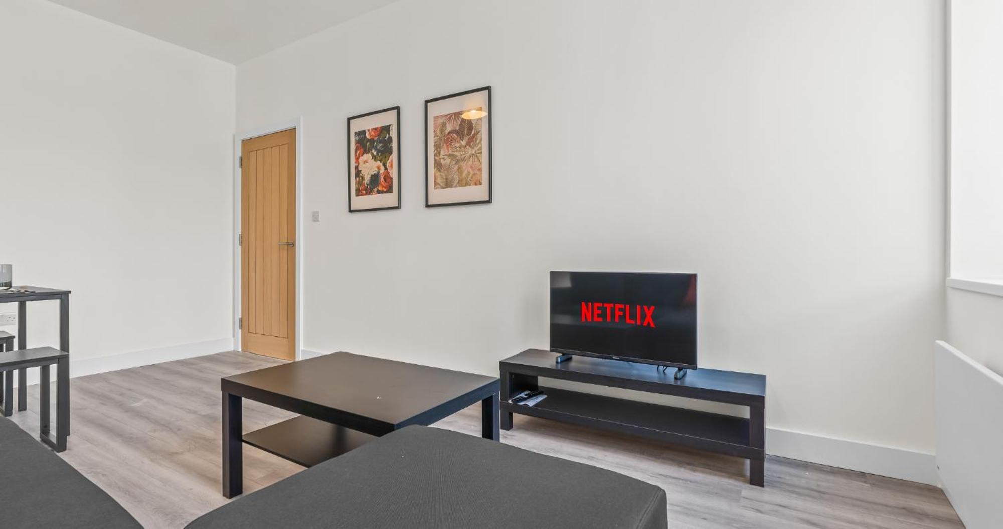 Prime Town Centre Location I Gold St D-lux 1br With Sofa Bed, Modern Amenities, Walk To Train, Bus Stations, Shops & Cafes I Leisure And Business Welcome Multiple Units Available Apartment Northampton