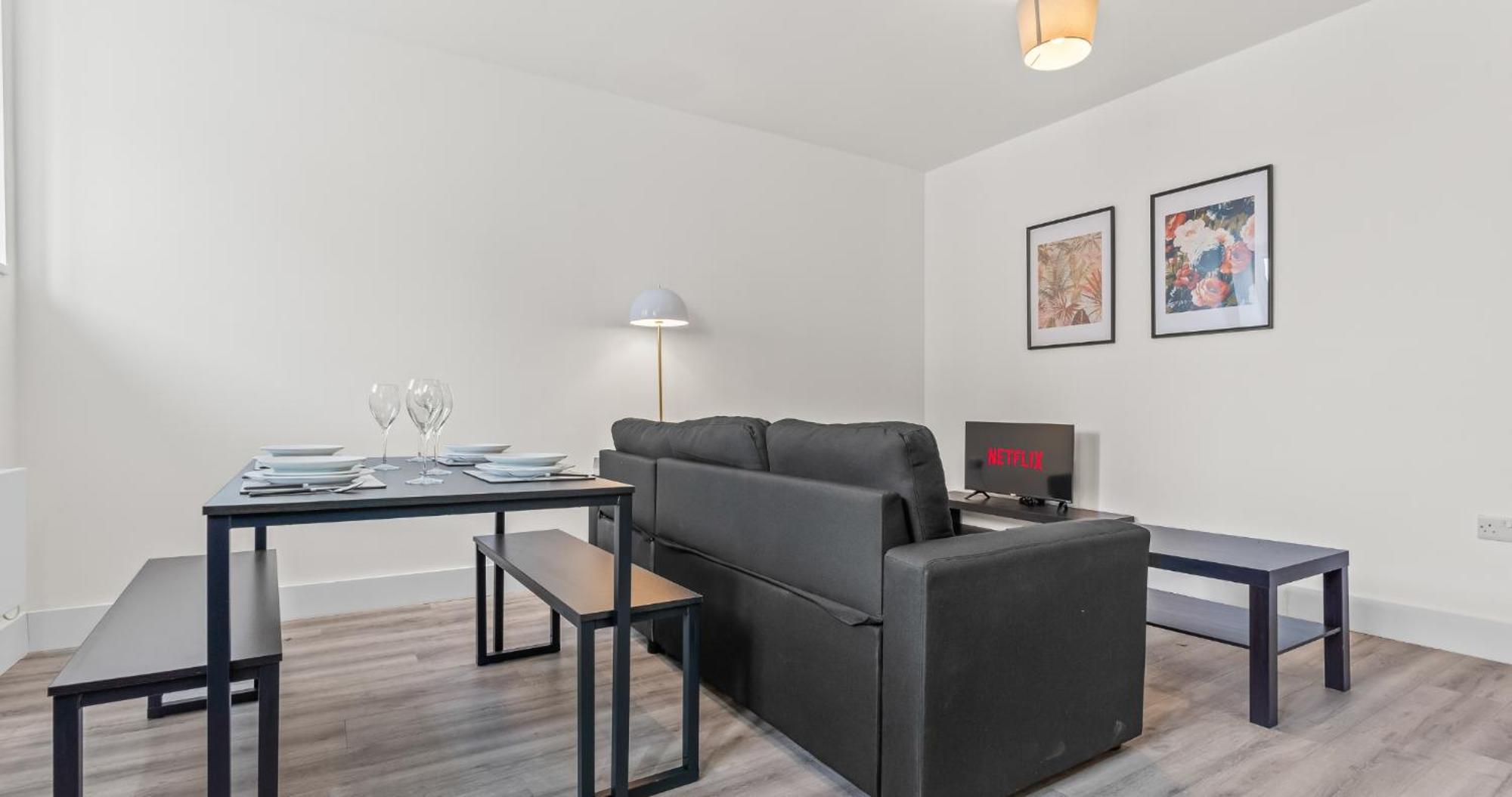 Prime Town Centre Location I Gold St D-lux 1br With Sofa Bed, Modern Amenities, Walk To Train, Bus Stations, Shops & Cafes I Leisure And Business Welcome Multiple Units Available Apartment *