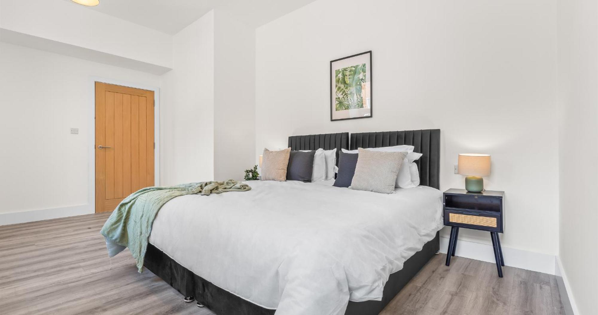 Apartment Prime Town Centre Location I Gold St D-lux 1br With Sofa Bed, Modern Amenities, Walk To Train, Bus Stations, Shops & Cafes I Leisure And Business Welcome Multiple Units Available Northampton